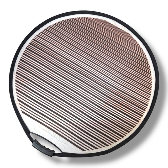 Anson PDR reflector screen with black and white stripes, foldable design with handle. Ideal for professionals. Slightly defective with color bleed